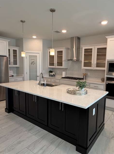 Cocina integral de lujo con muebles oscuros y cubierta blanca